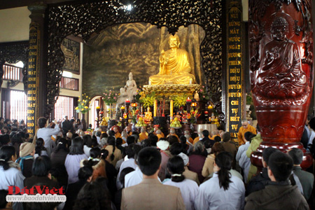 Lễ Phật và chiêm bái xá lợi đầu năm tại Thiền viện Sùng Phúc